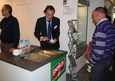 Smullen bij Peka Kroef. Harm Zom schept de gratins op