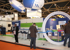 Saskia Cooman van het NVC staat al paraat om de bezoekers welkom te heten. Tijdens Macropak 2010 organiseert het NVC Nederlands Verpakkingscentrum, samen met de Macropak-beursorganisatie, dagelijks de NVC Walk-in Seminars op de beursvloer.