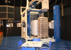 De stapelaar van Symach kan nu ook gebruikt worden voor dozen en kratten.