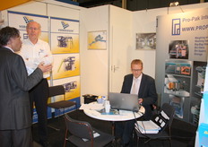 Youke van der Meer van Pro-pak is druk aan het werk, zoals gewoonlijk gezamenlijk in een stand met Verbruggen.