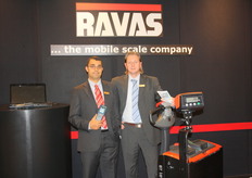 Rudy Kottas en Bert Bijl van Ravas mobile weighting. Zij leveren weegapparatuur die op heftrucks, magazijntrucks en handpalletwagens wordt geplaatst voor het controleren, wegen, tellen van onderdelen, etc. van de goederen bij binnenkomst of vertrek.