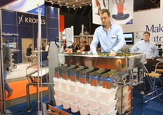 Sander van Deursen van Ishida laat zien hoe het lineaire weegautomaat werkt.