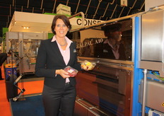 Arrianne Dingemans van Ultrapak vertelt dat het zachtfruit steeds vaker geseald wordt ter bescherming van het product. De verpakkingen worden geseald met deze machine van Sealpac.