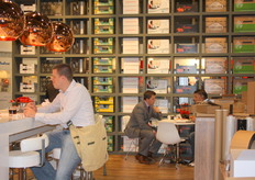 Jort Bangma in gesprek met een klant in de splinternieuwe stand van Bangma Verpakkingen