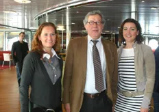 Pim de Lange, met links zijn huidige secretaresse Suzan Ahlrichs en aan zijn rechterzijde Linda Michon, zijn voormalige secretaresse