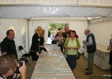 Naast het bedrijfspand stond een grote feesttent. Iedereen kreeg een badge op.