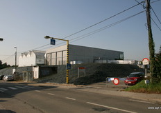 Zicht op de nieuwbouw vanaf de doorgaande weg