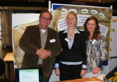 Dick Lagerweij met promotiedames voor de Conference peer