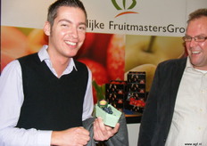 Randy Dijksman van The Greenery komt van de blauwe bessen snoepen bij Jan de Jonge van Fruitmasters