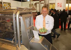 Hans Vos van JFPT bij de machine die bloemkool- en broccoliroosjes snijdt