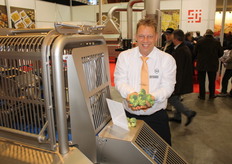 Hans Vos van JFPT bij de machine die bloemkool- en broccoliroosjes snijdt