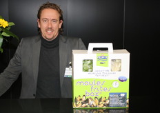 Verpakkingsbedrijf Acorpack zoekt naar nieuwe verpakkingscombinaties, zoals die van Zeeuwse mosselen, mosselgroenten en friet. Het bedrijf is gevestigd bij de REO Veiling, waar het ook veel voor verpakt. Op de foto Frederik Deburghgraeve