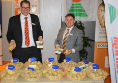 Ernst Arn en Eef Bruin van Van Rijn-KWS tonen enthousiast de rassen, zoals het ras Ramos dat volgens de heren een goed alternatief is voor Bintjes.