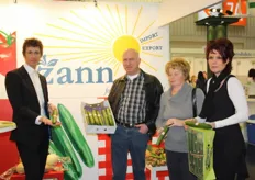 André Poldervaart (midden) en zijn zoon René telen diverse soorten BD-groenten, waaronder deze komkommers die hij vorige week aan Zann geleverd heeft.