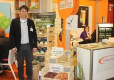 Carel Bouma van sorteerbedrijf Bouma, achter hem de nieuwe display met de diverse aardappelen.