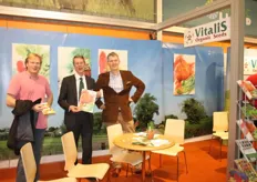 Ron van Dijk (Biologische Groentekwekerij Groenland), Henk Haitsma en Maarten Brensen in de stand van Vitalis. Henk toont de nieuwe kalender.