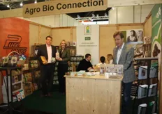 John Machielsen en Wieneke Schröder tonen de nieuwe producten van Agro Bio Connection (ABC).