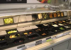 Sainsbury's; salades bij de ingang