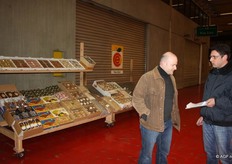 Laurent La Morella van Lorre in gesprek met een klant.