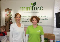 Mieke Ebus-Fleuren en Corine Fleuren met de minitree fruitboompjes