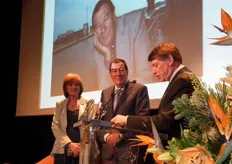 Willem Baljeu wordt door Sjaak van der Tak onderscheiden in de Orde van Oranje Nassau