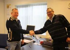 Kees van Ossenbruggen en Bart Wehman (JASA) schudden elkaar de hand.