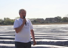 Leo Daniëls spreekt de bezoekers toe