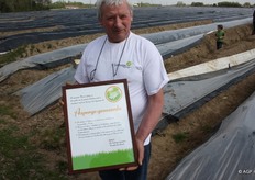 Leo Daniëls met het Aspergemeente-bord