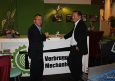 Twee klanten met elkaar in gesprek bij Verbruggen Mechanisatie