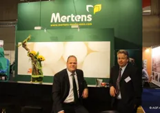 Hans Beerkens van Mertens BV (l) in gesprek met Albert Vermeulen van ACB Solutions. Hans Beerkens vertelt dat Mertens alles levert wat een champignonteler voor de teelt nodig heeft.
