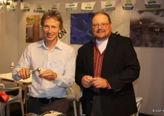 Jan Vink (l) en Edwin de Jongh van het Productschap Tuinbouw maken champignon-ijsjes. Verkrijgbaar in drie smaken.