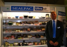 Hans Schalkwijk van Ultrapak bij de vitrine met verpakkingen
