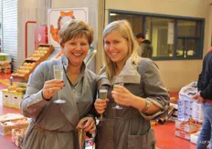 Nancy van Guidofruit doet samen met haar dochter een drankje