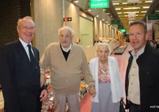 Directeur Thierry Nuttin en William Willems van Central Fruit in gesprek met ouder echtpaar de Ridder die vroeger ook een magazijn in het Centrum hadden.