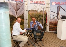 Maurice Roebroeck en Lars Steijvers bemanden gezamenlijk de stand van Hermens/Valente