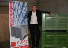 Erik van Essen tussen de kunststof kisten