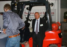 Leunend tegen de truck dhr. Nijsse van de organisatie