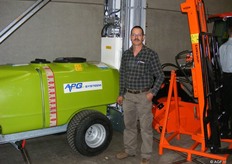 Henk Gijssel voor de nieuwe spuitmachine