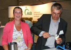 Margot Vermue kijkt hoe Wim van Groningen een ijsje schept