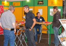 Op de voorgron links Aad Wisse in geprek met Winnie Roelofs