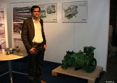 Robert Glerum bij een grote schroefcompressor