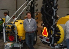 Hendrik Hol voor de zelfgebouwde spuitmachine