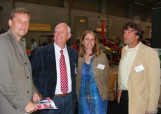 Ook de nieuwe burgemeester van Kapelle Anton Stapelkamp kwam een kijkje nemen, hier in gesprek met Johan van Haarlem, Heleen Koenraads en Herman Bus