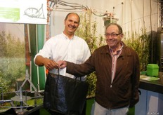 Jan Timmermans trok bij van Nifterik het winnende lot voor de verloting van een haspeldraaier