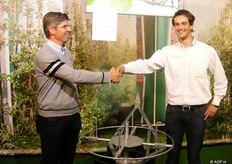 Fruitkweker van Haelst uit Kieldrecht, die gefeliciteerd wordt door Maurits van van Nifterik