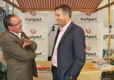Matthieu Gremmen promoot de Mirabelle bij Frank Engelbart van Fruitpact