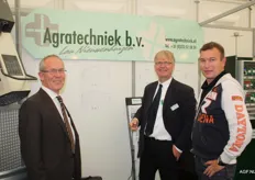 Richard Beelen en Jan Appelman van Agratechniek b.v. leggen iets uit aan een klant.