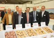 Het team van Agro Plant. Tweede van Links Jan Willem Sepers. Het tweede ras van links is een nieuwe aardappel en zit nog in de testfase. Het is een fritesaardappel met een hoge opbrengst.