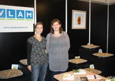 De dames van VLAM promoten het Vlaamse pootgoed. Katrien de Nul (l) en Evy de Kock (r).