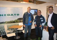 Gezelligheid bij Nedato. Rechts Wim van de Ree. Hij vertelt dat ondanks de matige stemming in de aardappelmarkt het hier een prima sfeer is.